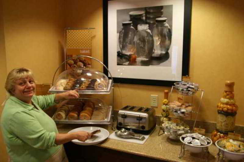 Hampton Inn Clarion Restoran gambar